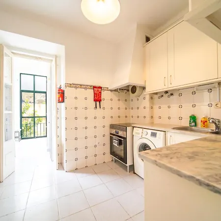 Spacious 2 Bedroom Apt With Large Living Room Lisbon * Lissabon