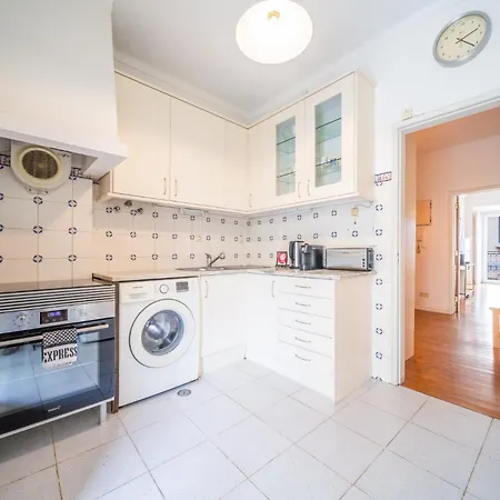 Spacious 2 Bedroom Apt With Large Living Room Lisbon