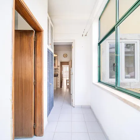 Spacious 2 Bedroom Apt With Large Living Room Lisbon