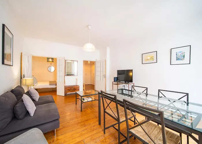 Spacious 2 Bedroom With Large Living شقة