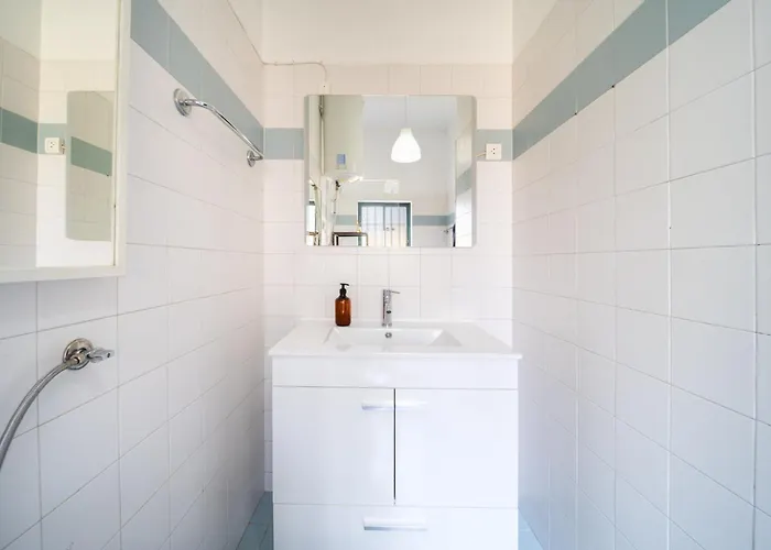 Spacious 2 Bedroom With Large Living شقة