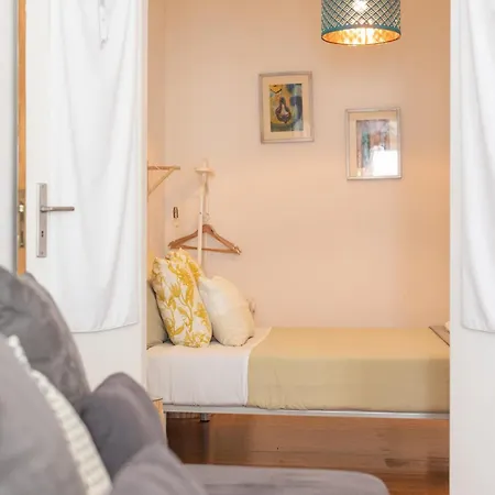 Spacious 2 Bedroom Apt With Large Living Room Lisbon Lissabon
