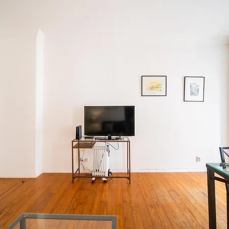 Spacious 2 Bedroom With Large Living Appartamento Lisbona